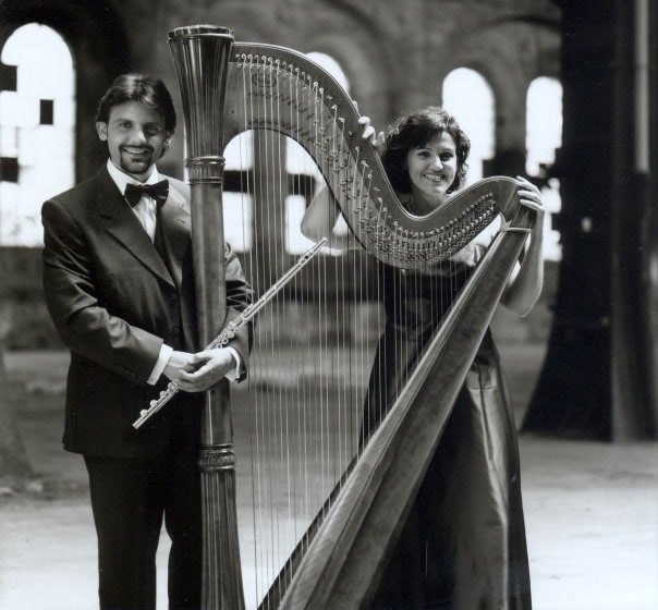 Paolo Emmanuel Ferrigato e Alessandra Magrini con l’arpa, in bianco e nero