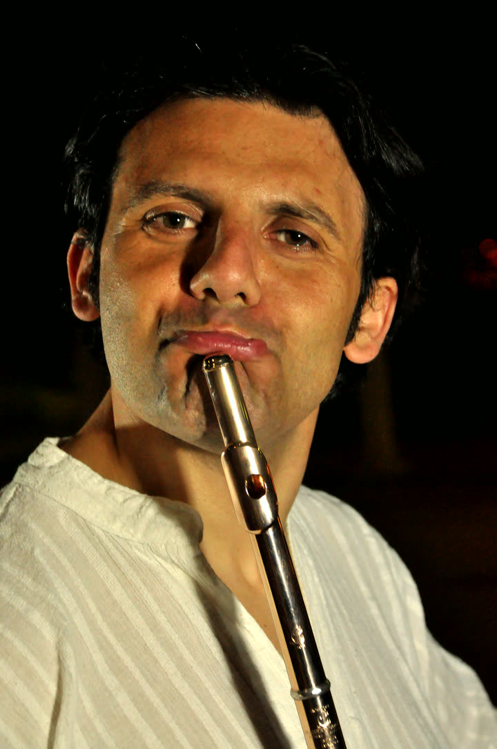 Ritratto del flautista Paolo Emmanuel Ferrigato con il flauto alle labbra