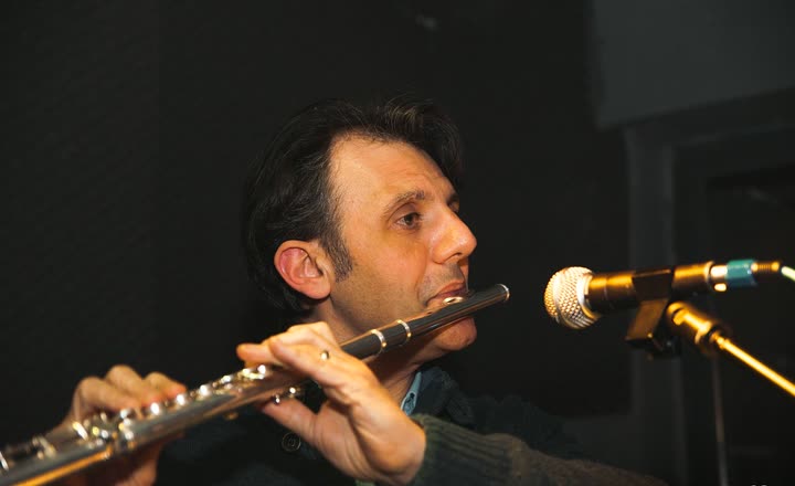 Paolo Emmanuel Ferrigato dal vivo, davanti al microfono