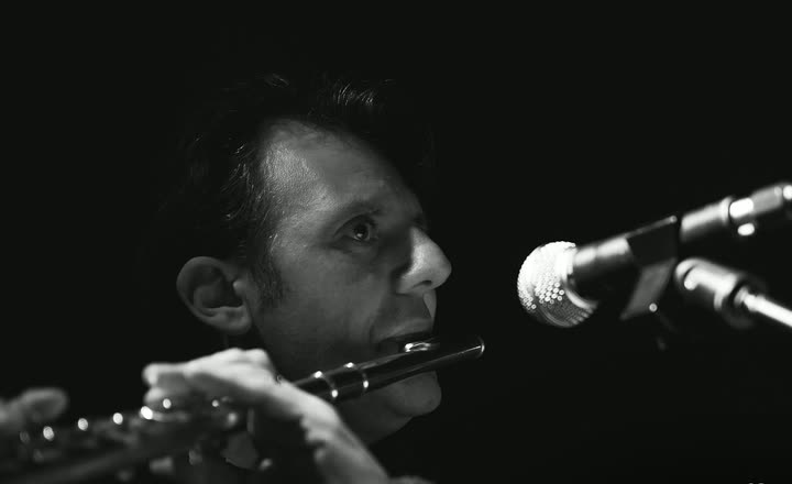 Il flauto traverso e il microfono durante un concerto