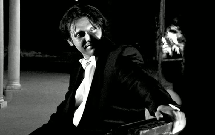Paolo Emmanuel Ferrigato in smoking, tra le colonne