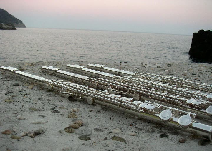 Flauti traversi sulla spiaggia, al tramonto