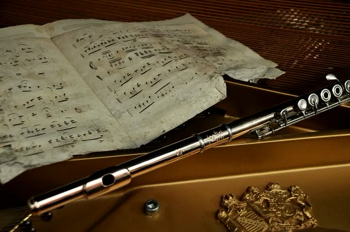 Flauto traverso e spartito antico su un pianoforte