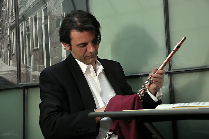 Paolo Emmanuel Ferrigato con il suo flauto in oro